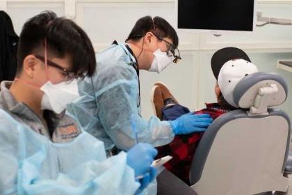 牙科学生与病人一起工作