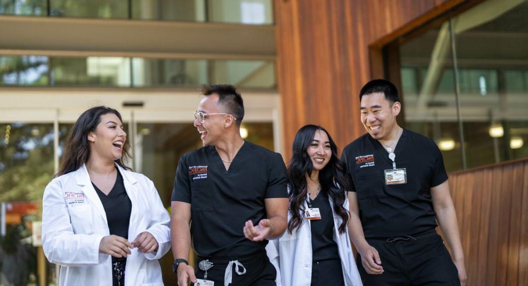 图为博彩平台网址大全健康科学学院的四名护理专业学生微笑着交谈着走出护理教室.